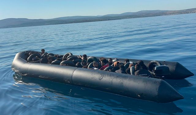 Çeşme açıklarında düzensiz göç operasyonu! Lastik botta 36 kişi yakalandı