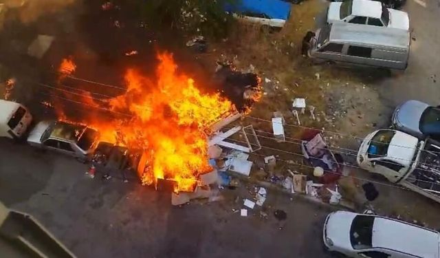 İzmir Reis Mahallesi'nde yangın: Park halindeki otomobil kullanılamaz halde