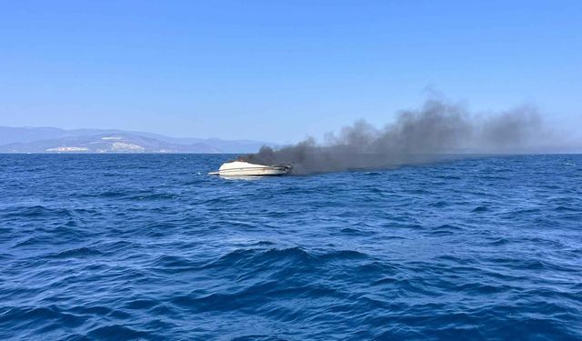 Didim açıklarında korku dolu anlar! Yanan özel tekne sulara gömüldü, 2 kişi kurtarıldı