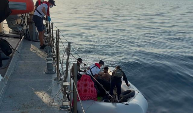 İzmir açıklarında göçmen operasyonu! Hareket halindeki bot durduruldu