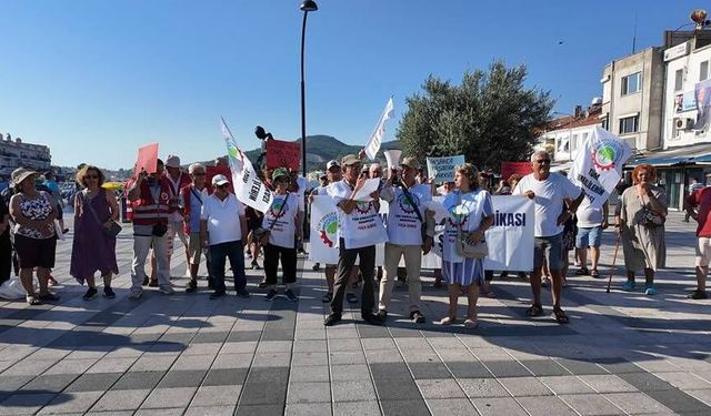 Foçalı emekliler meydanda: "Açlık sınırının altına mahkum edildik"
