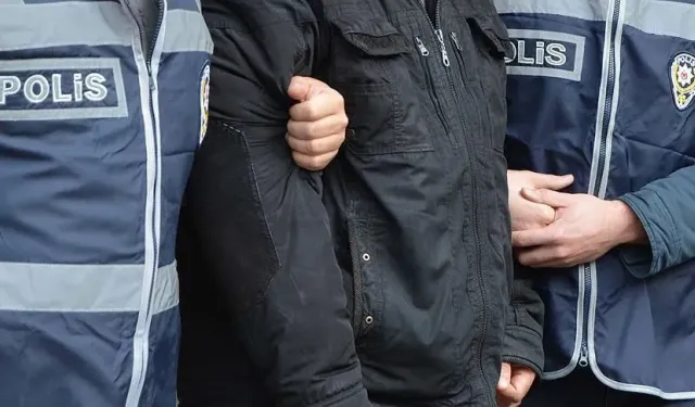 İzmir Gaziemir'de yasaklı madde operasyonu! Evde 5,5 kiloya yakın yasaklı madde ele geçirildi
