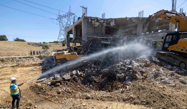 İzmir Büyükşehir Belediyesi'nden Gaziemir'de kaçak yapıya yıkım! 14 saatlik operasyonla kaldırıldı