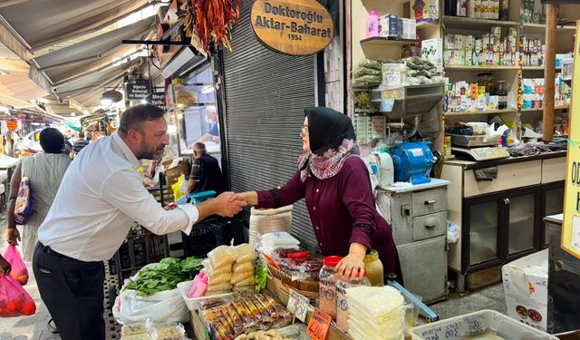 Gümrükçü sabahın erken saatlerinde Kemeraltı’ndaydı: "Benim asıl makamım sokaklar"