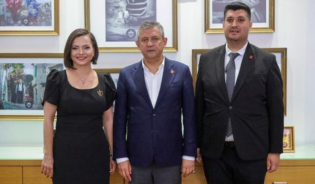 CHP Karabağlar yönetiminin istifasının ardından Başkan Kınay'dan paylaşım: "Yürümek; yürekten gülerekten yürümek!"