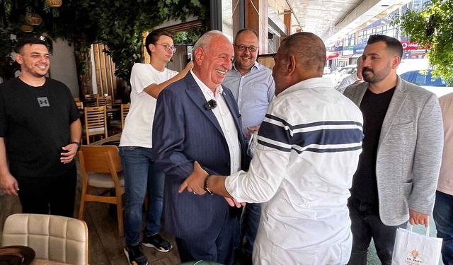 AK Partili Hüseyin Uzun sahaya indi! Karabağlar'da esnafın nabzını tuttu