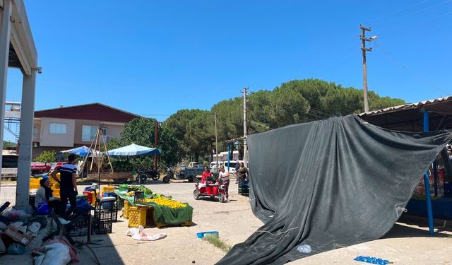 İzmir Bayındır'da korkutan fırtına! Semt pazarı dakikalar içinde dağıldı!