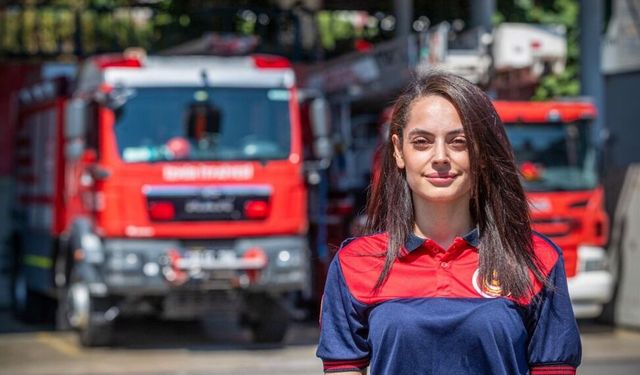 İzmir İtfaiyesi’nin tek kadın şoförü: "O koltuğa oturduğumda cinsiyet biter"
