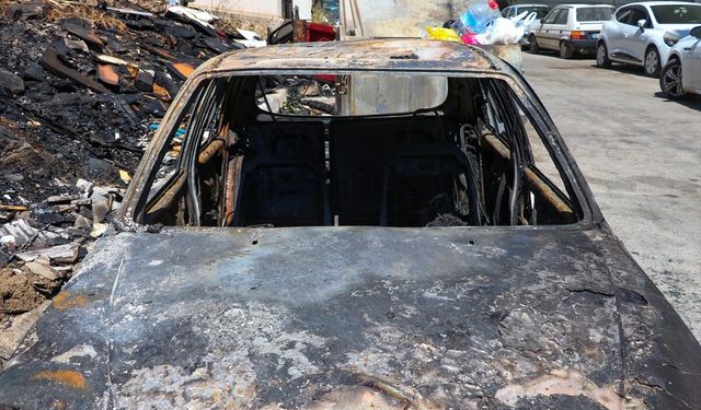 İzmir Karabağlar'da korkutan yangın! 2 araç küle döndü
