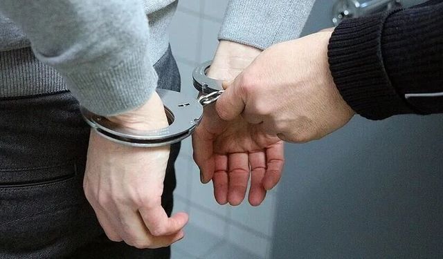 İzmir Karabağlar'da yasaklı madde satıcısı boş arazide suçüstü yakalandı!