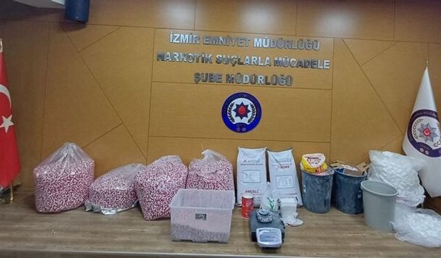 İzmir'de uyuşturucu operasyonu: 121 bin 816 hap ele geçirildi, 2 şüpheli tutuklandı!