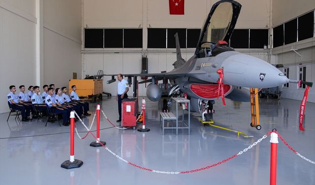 İzmir’de Hava Astsubay Meslek Yüksekokulu ilk kadın öğrencilerini mezuniyete hazırlıyor