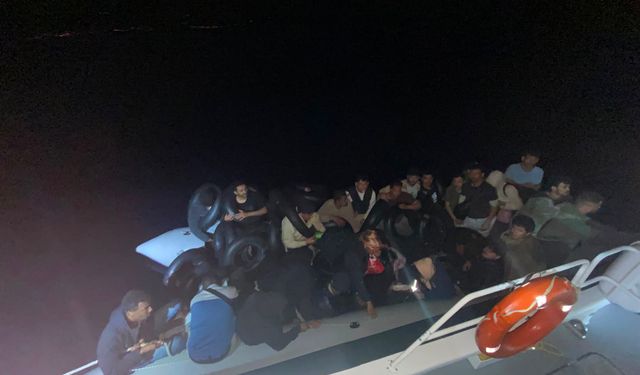 Karaburun açıklarında can kurtaran operasyon! Motoru arızalanan bottaki 34 düzensiz göçmen kurtarıldı