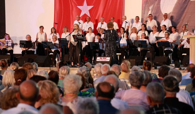 Foça'da yaz akşamı müzikle renklendi!