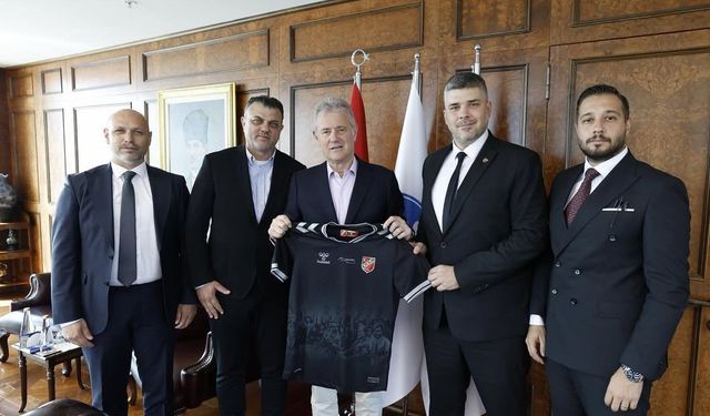 Karşıyaka Spor Kulübü'nden Mahmut Özgener'e ziyaret!