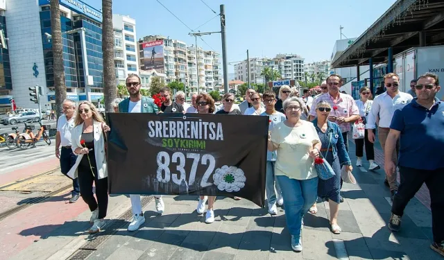 Karşıyaka’da Srebrenitsa anması: Katledilenler için denize karanfiller bırakıldı!