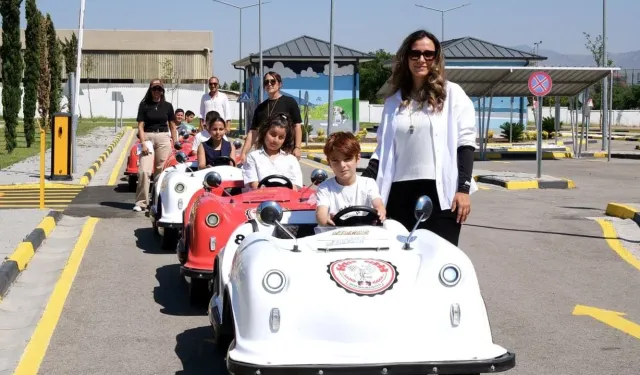 Menemen’de çocuklar geleceğin trafik kültürünü Trafik Eğitim Parkuru’nda öğreniyor!