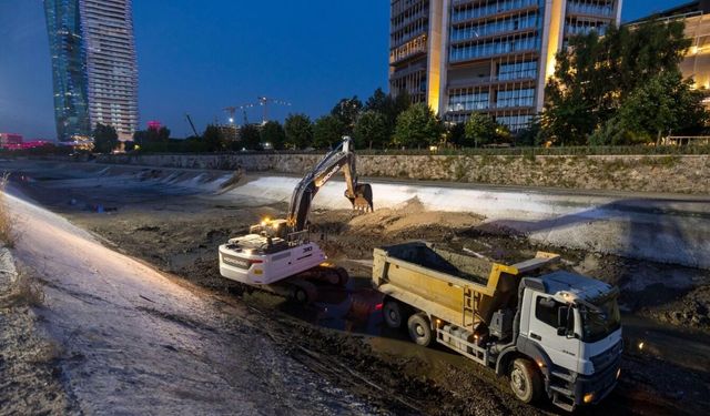 O koku bu yaz İzmir’i terk ediyor: Ekipler dere yataklarında gece nöbetinde