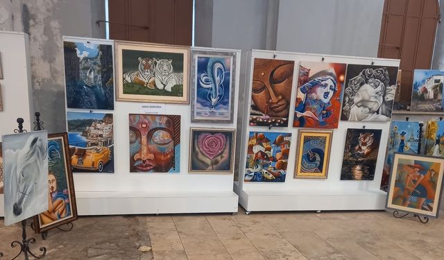 Çeşme'de sanat buluşması: Servet Kovacıoğlu'nun eserleri yoğun ilgi görüyor
