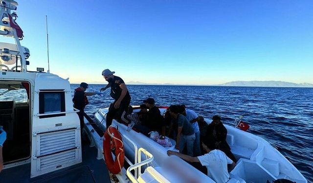 Seferihisar açıklarında düzensiz göçmen operasyonu: 57 göçmen ve 1 kaçakçılık şüphelisi yakalandı
