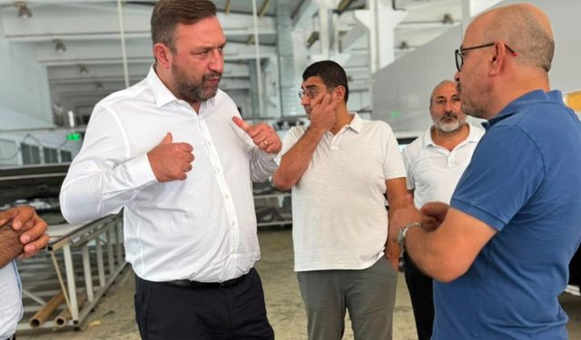 Utku Gümrükçü’den dikiş makinası başında mesaj: "Bu iktidar dikiş tutturamıyor"