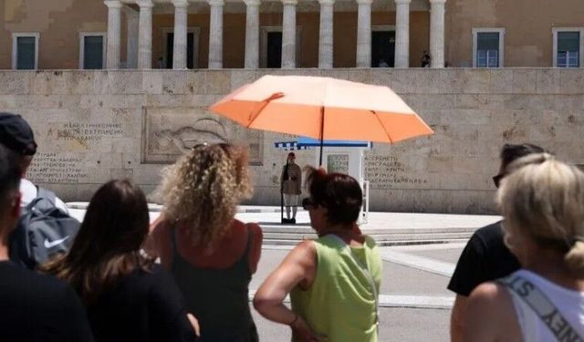 Komşunun başı sıcaklarla dertte! Kuzey Afrika'dan gelen çöl sıcakları Yunanistan'ı etkisi altına aldı