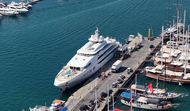 5.5 milyonluk yakıt ikmali... Suudi milyarderin deniz üstündeki sarayı İzmir'den taşınan yakıtla doldu