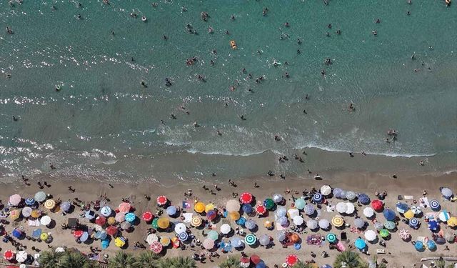 Kuşadası plajlarında yaz yoğunluğu: Sıcak havadan bunalan tatilciler sahillere akın etti