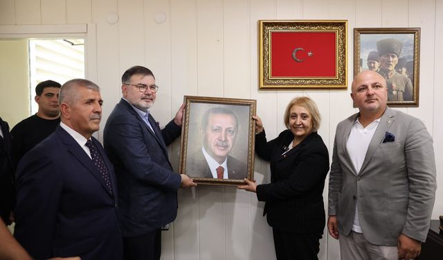 Menderes Belediyesi’nde Asuman Şen dönemi... Devir teslim yapıldı! Başkan Saygılı: "Hizmetin tarafı olmaz"