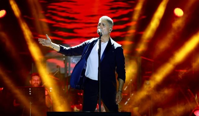 Aliağa'da Zafer Bayramı ve sanat günleri coşkusu Özcan Deniz'le taçlandı
