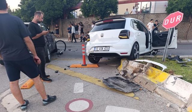 Aydın'da iki otomobil çarpıştı: Araç refüje çıktı, 1 kişi yaralandı