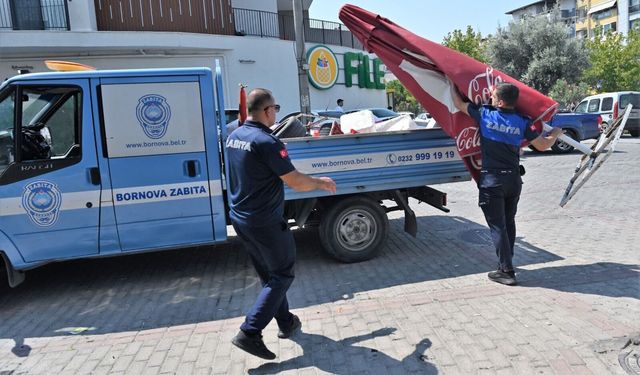 Bornova'da kaldırımlar yayaya açıldı: Zabıta Yeşilova'yı sokak sokak gezdi