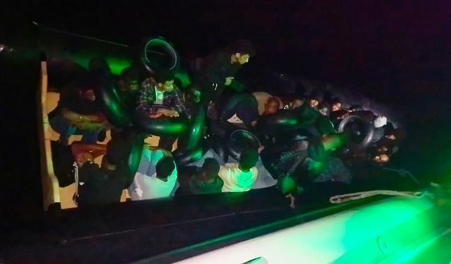 Çeşme açıklarında can pazarı! Sürüklenen bottaki 25 düzensiz göçmen kurtarıldı
