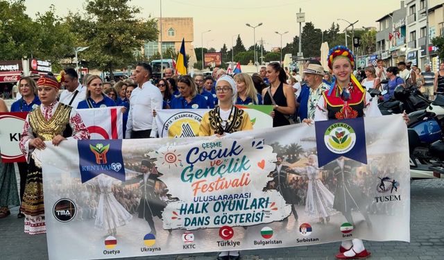 Çeşme'de uluslararası halk dansları coşkusu