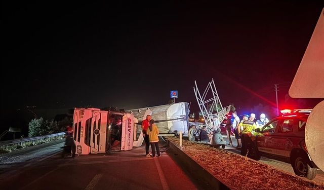 İzmir'de dalgınlık pahalıya patladı: Damperi açık kalan TIR kaza yaptı!