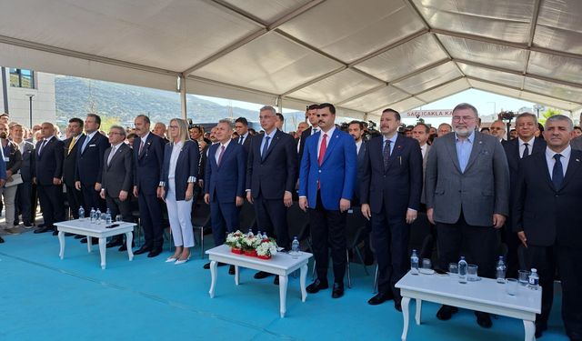 AK Partili vekillerinden, muhalif belediyelere eleştiri yağmuru: "Devlet hastaneyi yapıyor, belediye yolu yapmıyor..."