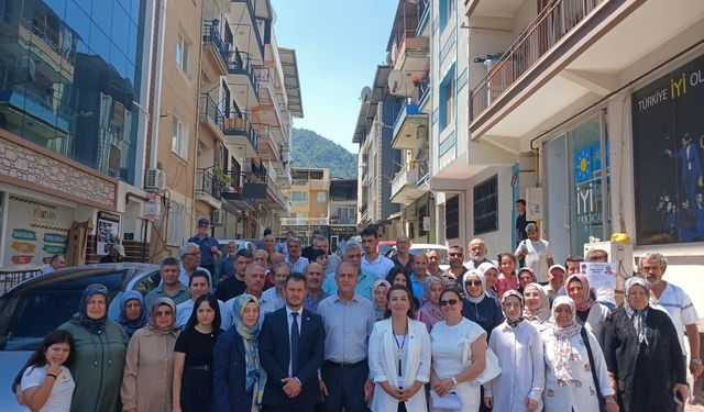 İYİ Parti Kemalpaşa teşkilatı güçlendi: 50 yeni üyeye rozet takıldı