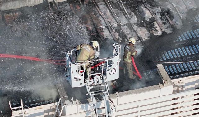 İzmir’de korkutan yangın: 8 katlı banka binasının çatısı alev alev yandı!