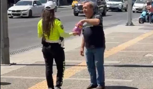 İzmir Konak'ta polis memurundan Mevlit Kandili jesti