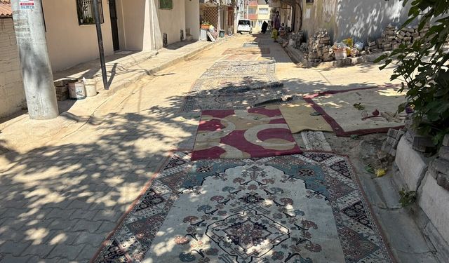 İzmir Konak'ta trajikomik isyan: Tozdan bıkan mahalleli sokaklara halı serdi!