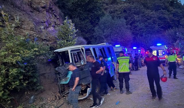 İzmir Tire'de tarım işçilerini taşıyan minibüsün freni patladı! Ölü ve yaralılar var...