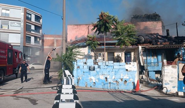 İzmir Torbalı’da ev yangını: İtfaiye eri hastanelik oldu!