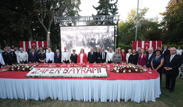 İzmir’de 30 Ağustos resepsiyonu: Vali Elban’dan buruk kutlama mesajı