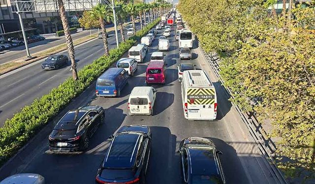 İzmir’de işe gitmek çileye dönüştü... Ankara Caddesi’ndeki yoğunluk vatandaşı bezdirdi!