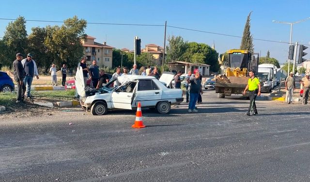 İzmir yolunda otomobil ile motosiklet çarpıştı! 4 yaralı