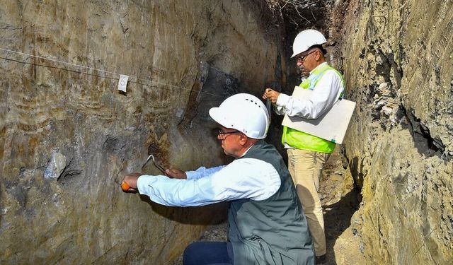 İzmir'de 7,2'lik deprem riski masada: Sessiz kırıklar alarm veriyor!