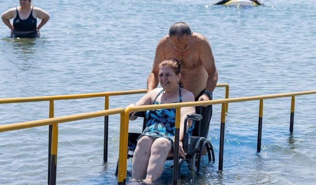 İzmir’de engelsiz plaj seferleri yaz boyunca devam ediyor