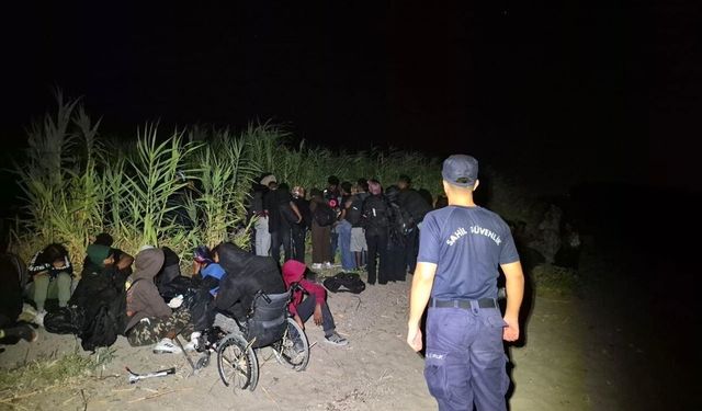 İzmir’de karada kaçış hazırlığındaki 62 göçmene müdahale
