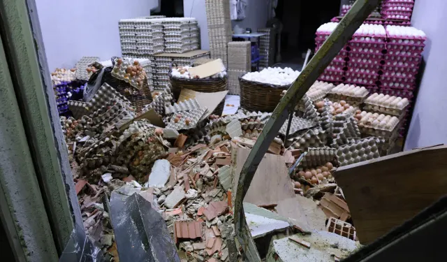 İzmir’de kontrolden çıkan otomobil iş yerine daldı: Binlerce yumurta kırıldı!