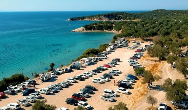 İzmir’in bu koyu rengi ile büyülüyor: Akvaryumu andıran denize ilgi yoğun